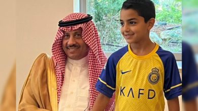 Saudi Ambassador Naif bin Bandar Al-Sudairy with the Palestinian child, a fan of Al-Nassr