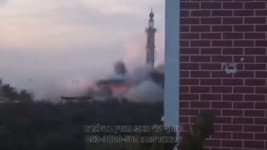 Israeli soldiers bombard a mosque