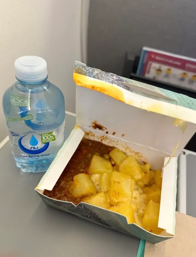 The largest airline in this country shocks passengers with disgusting meals