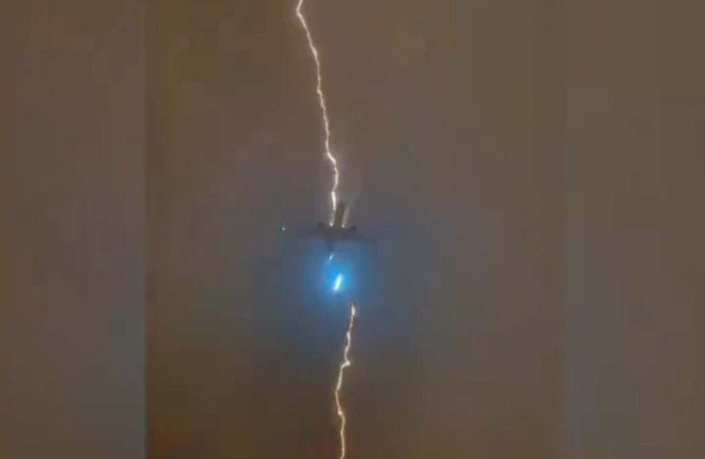 Terrifying Video: Plane Struck by Lightning Over Canada - Watan