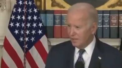 Biden embarrasses him again and reaffirms his support for closing the crossing