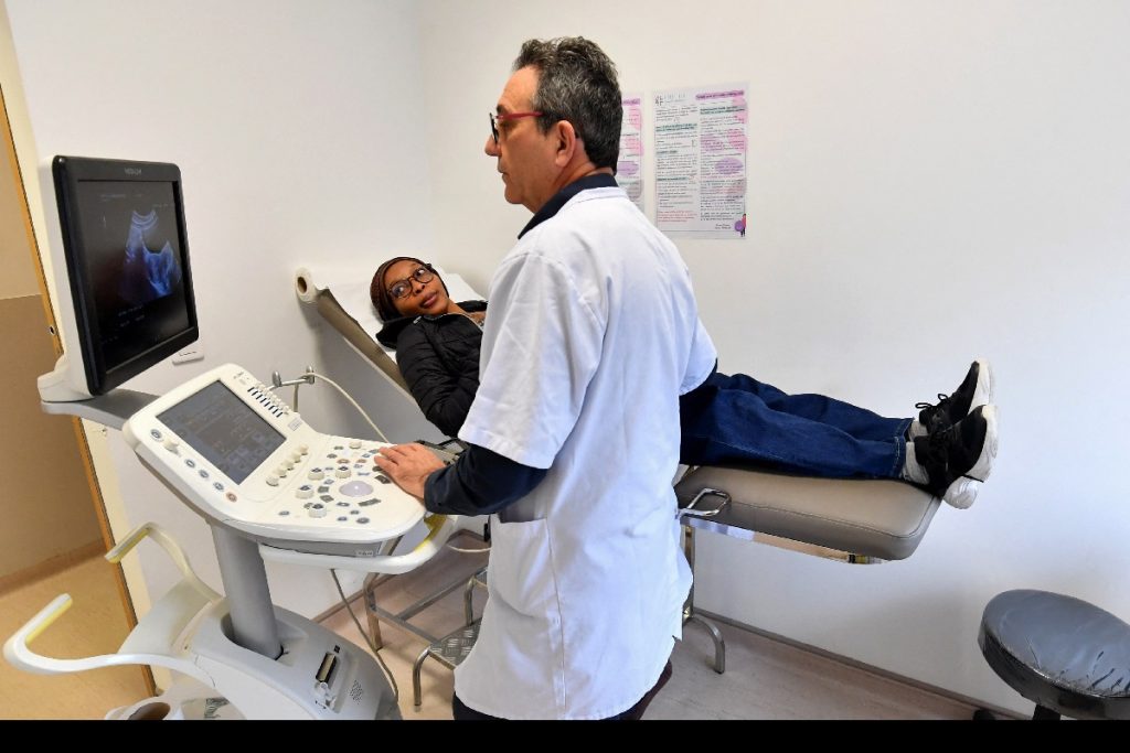 Tunisian hospitals are seeking over 800 million dinars from international organizations to cover healthcare costs for migrants treated in public institutions. 