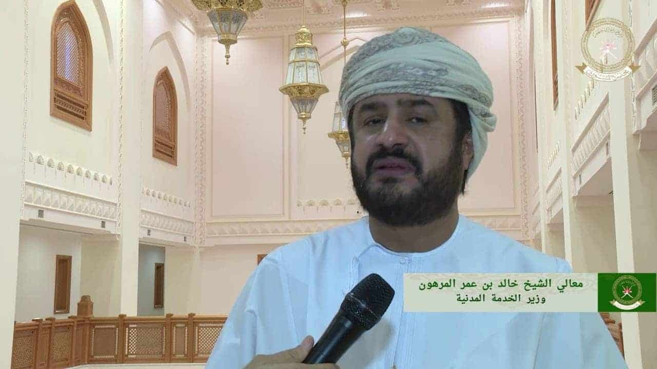 تصريحات وزير الخدمة المدنية في ع مان حول قضية الباحثين عن عمل تثير جدلا واسعا بين الع مانيين وطن يغرد خارج السرب