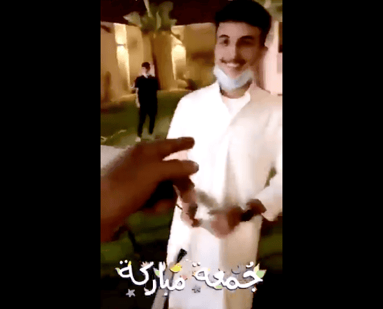 شقيق نجم سعودي شهير لم يقاوم جمال شاب لبناني