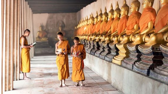 طلاب بوذيين