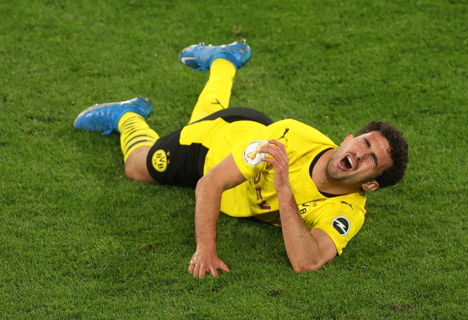 Watch While Intercepting The Ball The German Dortmund Defender Suffers A Horrific And Severe Injury A Nation Is Tweeting Out Of Tune Gulf News Prime Time Zone