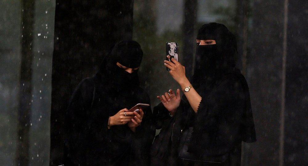 ضبط مشهورة سناب في السعودية بوضع مخل مع شاب watanserb.com