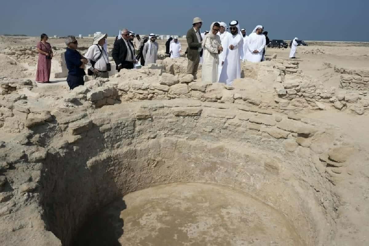 بجانب المنشأة، تم اكتشاف مبنى آخر يحتوي على أربع غرفٍ واقعة حول فناء صغير