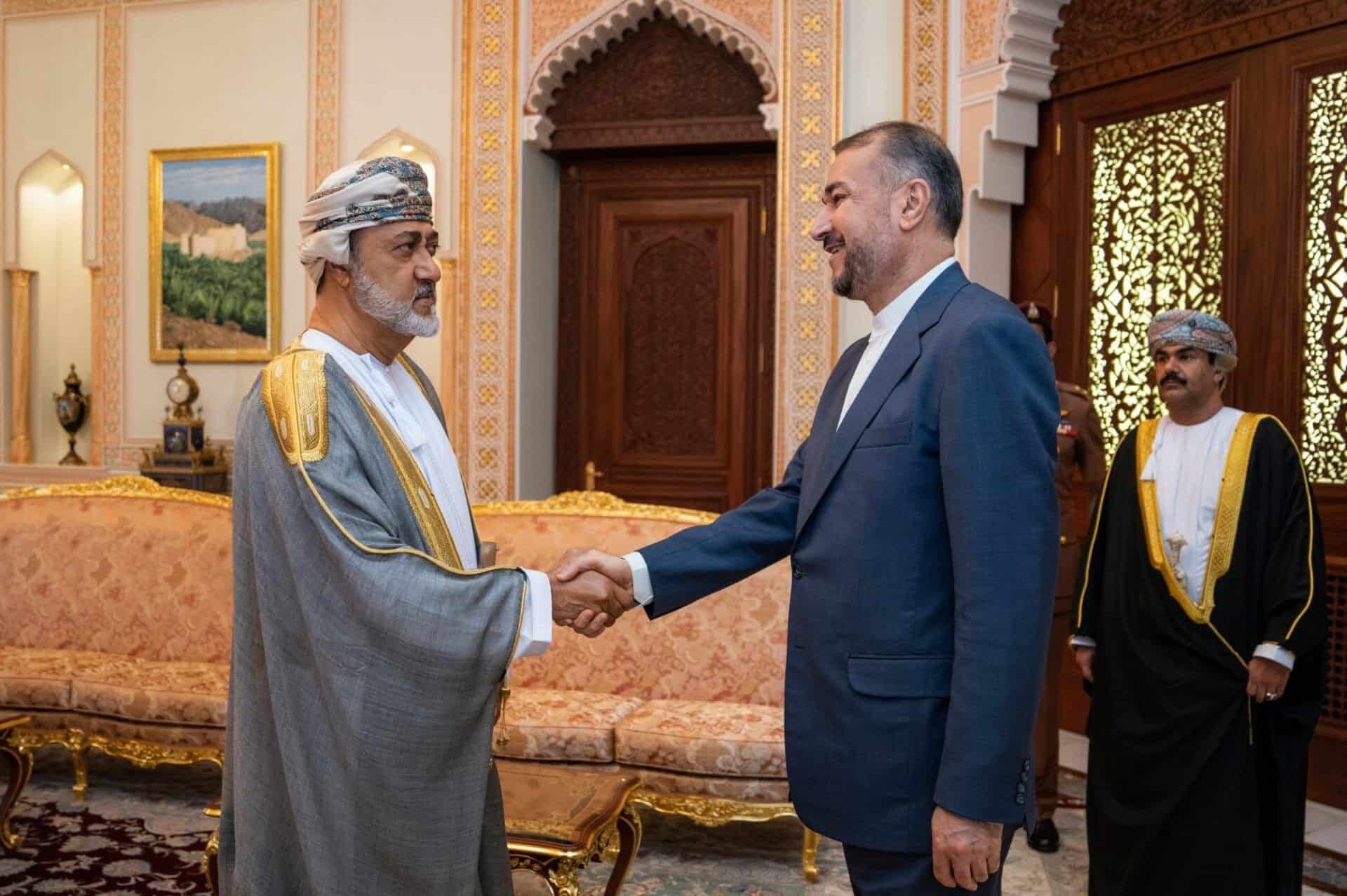 هيثم بن طارق ووزير خارجية إيران حسين أمير عبداللهيان