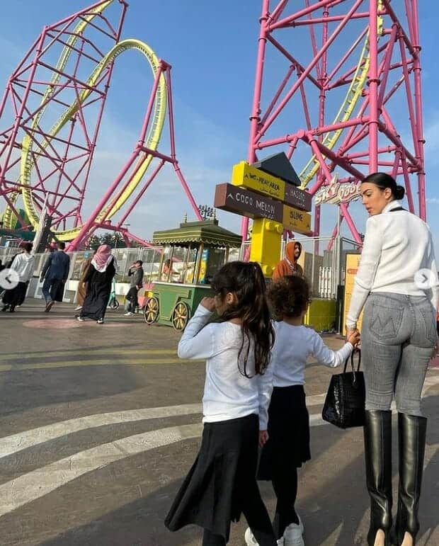 جورجينا رودريغز وأبناء رونالدو في مدينة ملاهي بالسعودية 