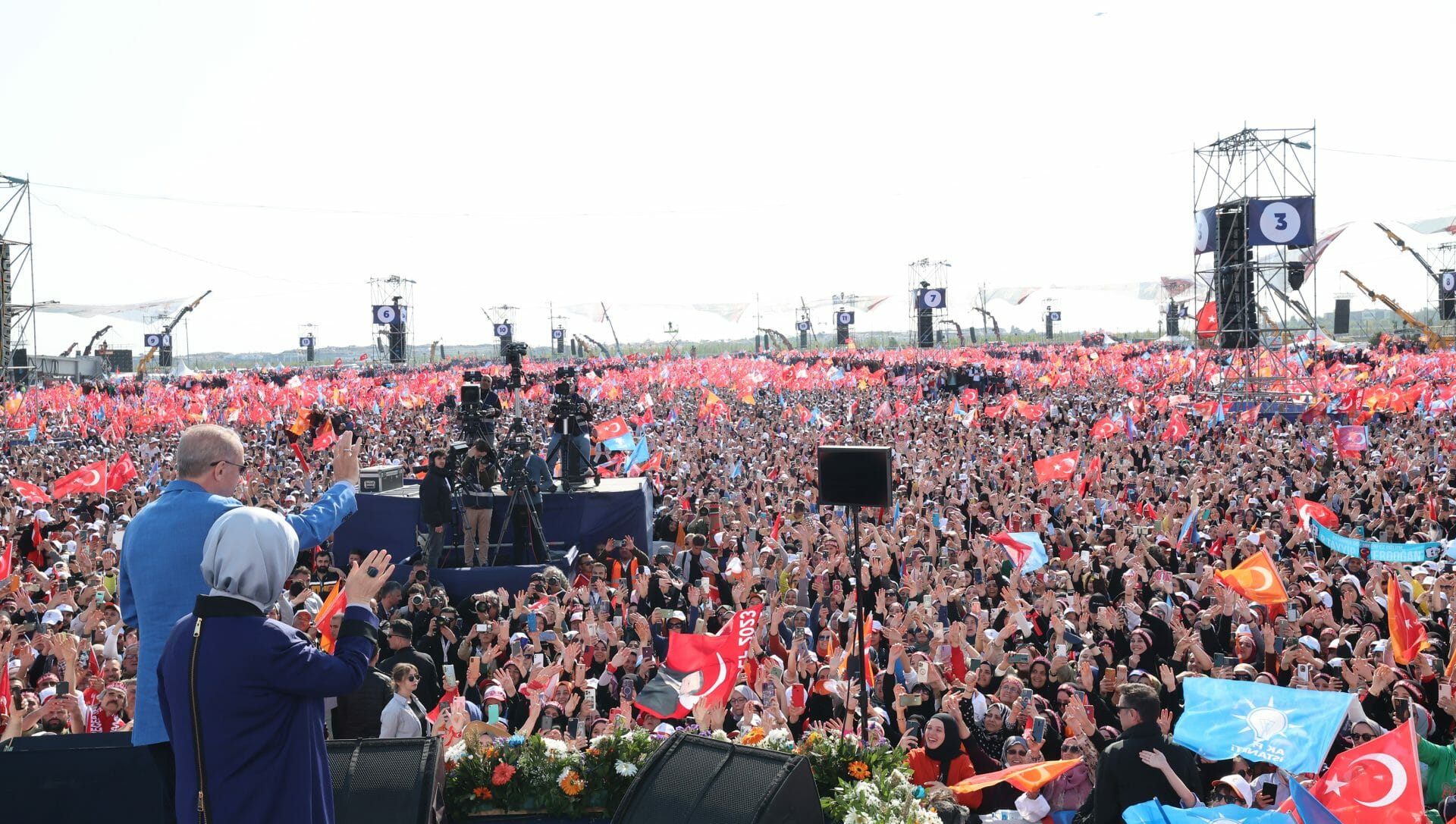 أردوغان يغني أمام 1.7 مليون من أنصاره في إسطنبول