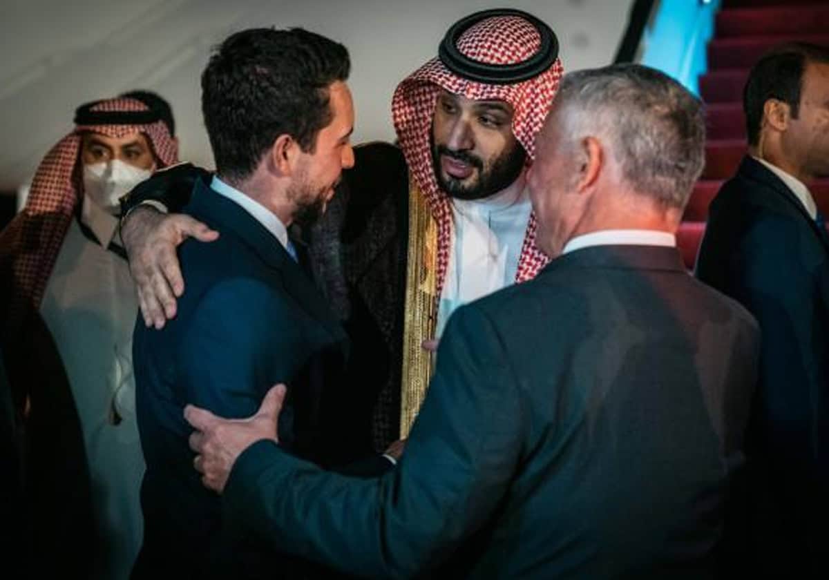 محمد بن سلمان شاهد أهل العروس في عقد قران الأمير الحسين watanserb.com