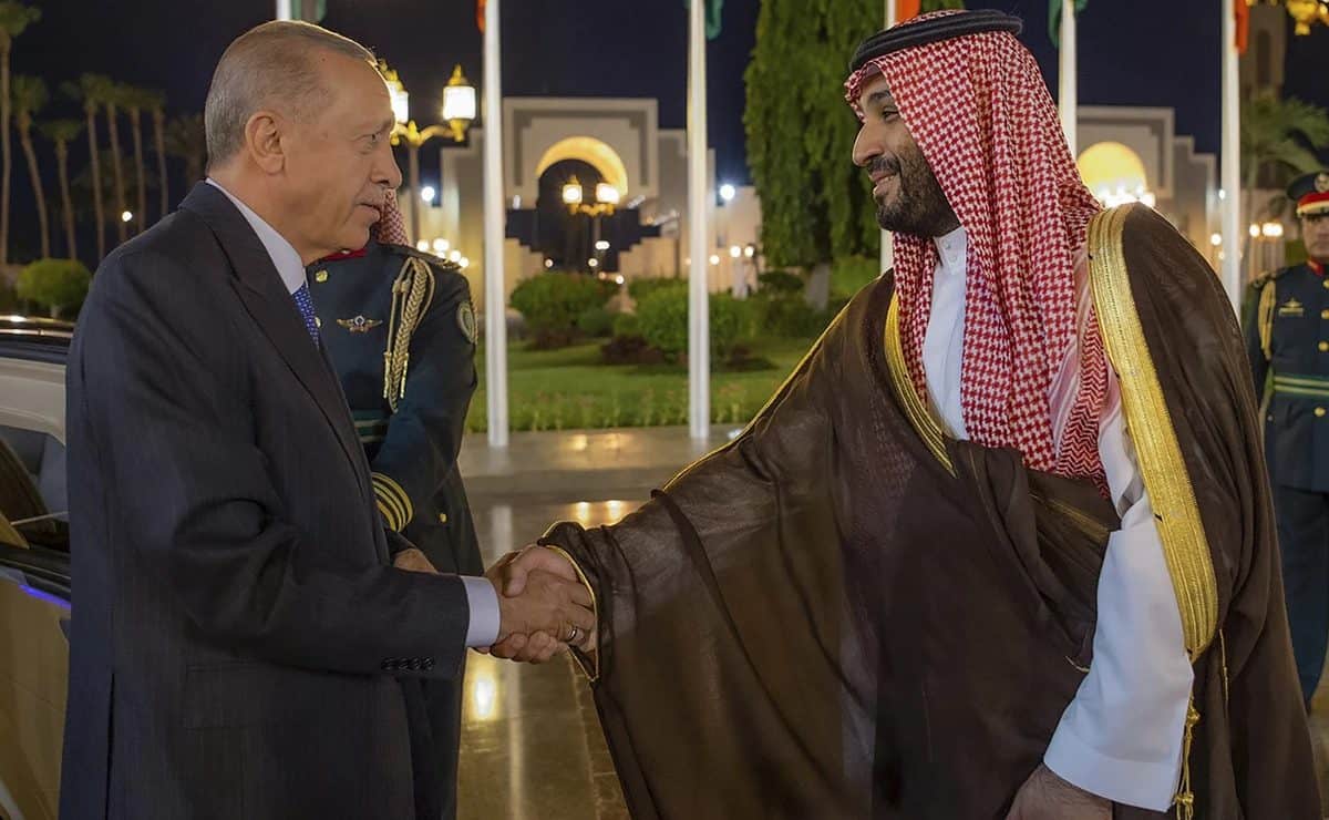 محمد بن سلمان يقود السيارة التركية "توغ" برفقة أردوغان ليوصلة لمقر إقامته (شاهد)