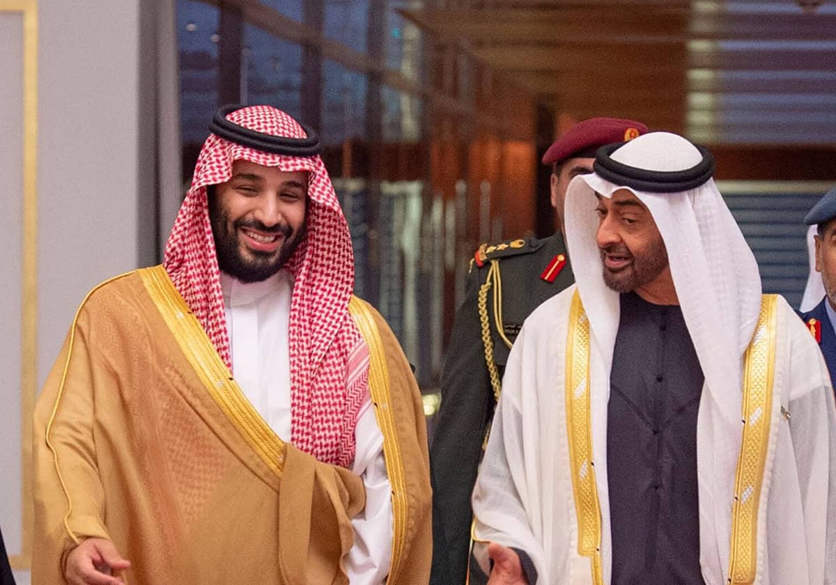 قمع واستبداد وعسكرة.. كيف يعيد ابن سلمان وابن زايد تشكيل هويتي السعودية والإمارات؟