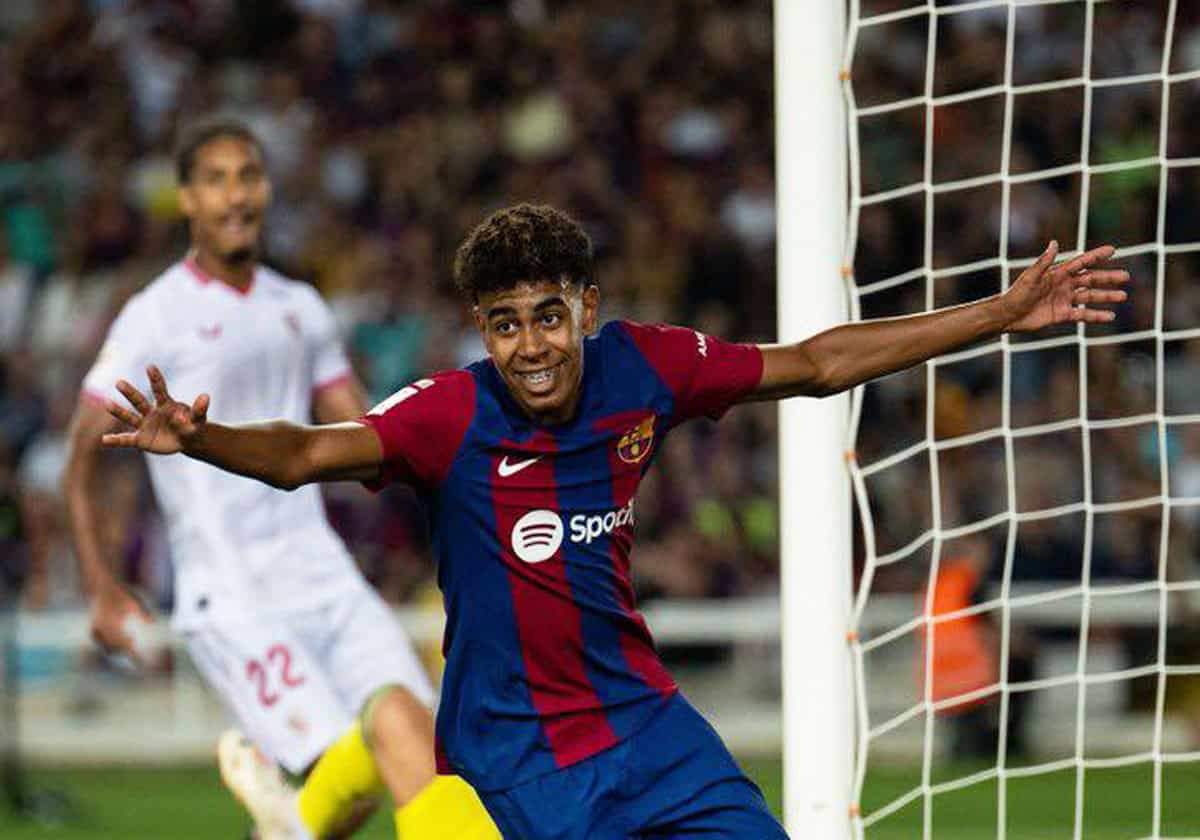 لاعب برشلونة لامين يامال