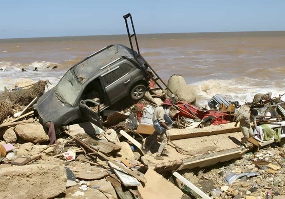 فيديو مأساوي لجثامين سائقين غرقوا داخل سياراتهم في عمق ميناء درنة