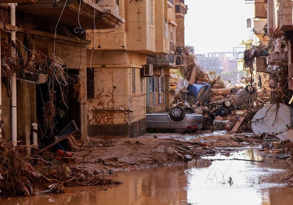 فيديو مؤثر لشاب ليبي وجد والدته حيّة ناجية وسط ركام منزلهم المهدم
