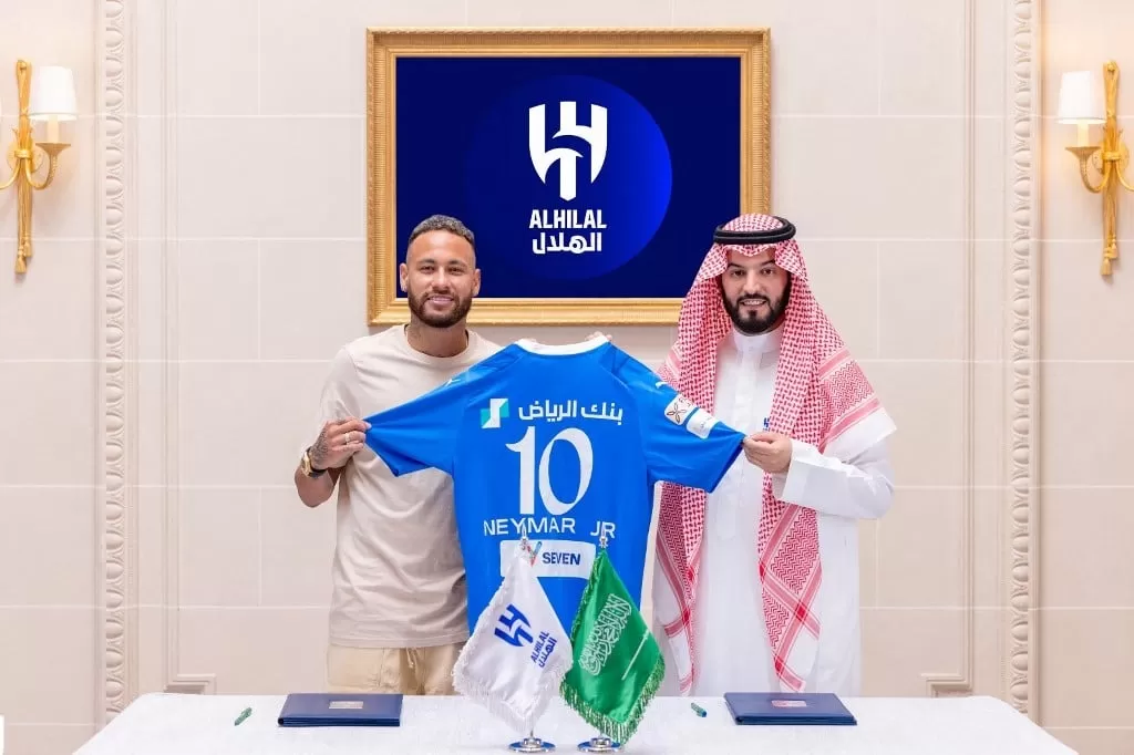 المهاجم البرازيلي نيمار (يسار) يلتقط صورة مع رئيس الهلال، فهد بن نافل، في باريس، بعد التوقيع مع النادي السعودي من باريس سان جيرمان