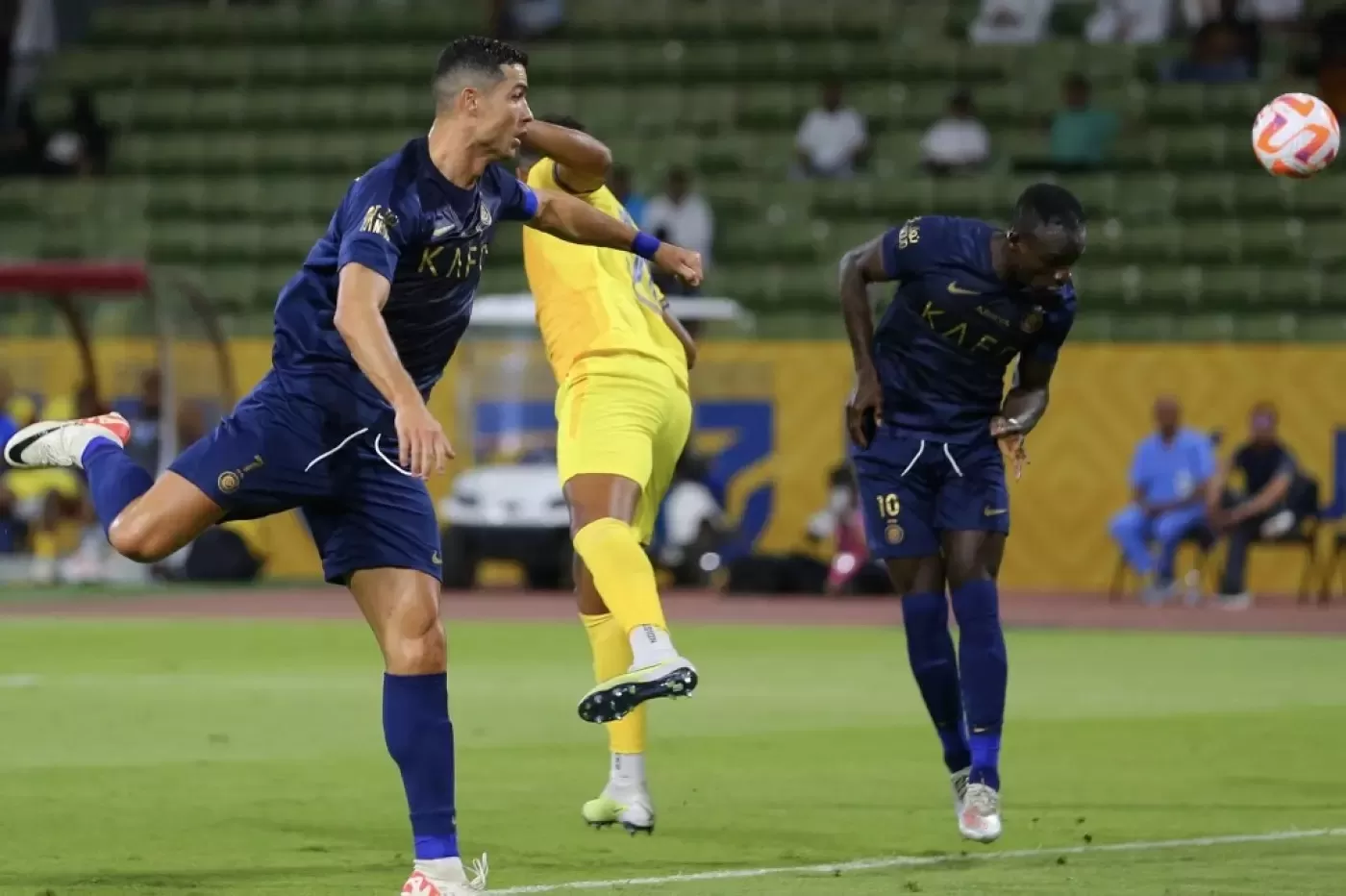 ساديو ماني لاعب النصر (يمين) يسدد الكرة برأسه بينما ينظر زميله كريستيانو رونالدو (يسار) خلال مباراة الدوري السعودي للمحترفين ضد الحزم في مدينة الملك عبد الله الرياضية