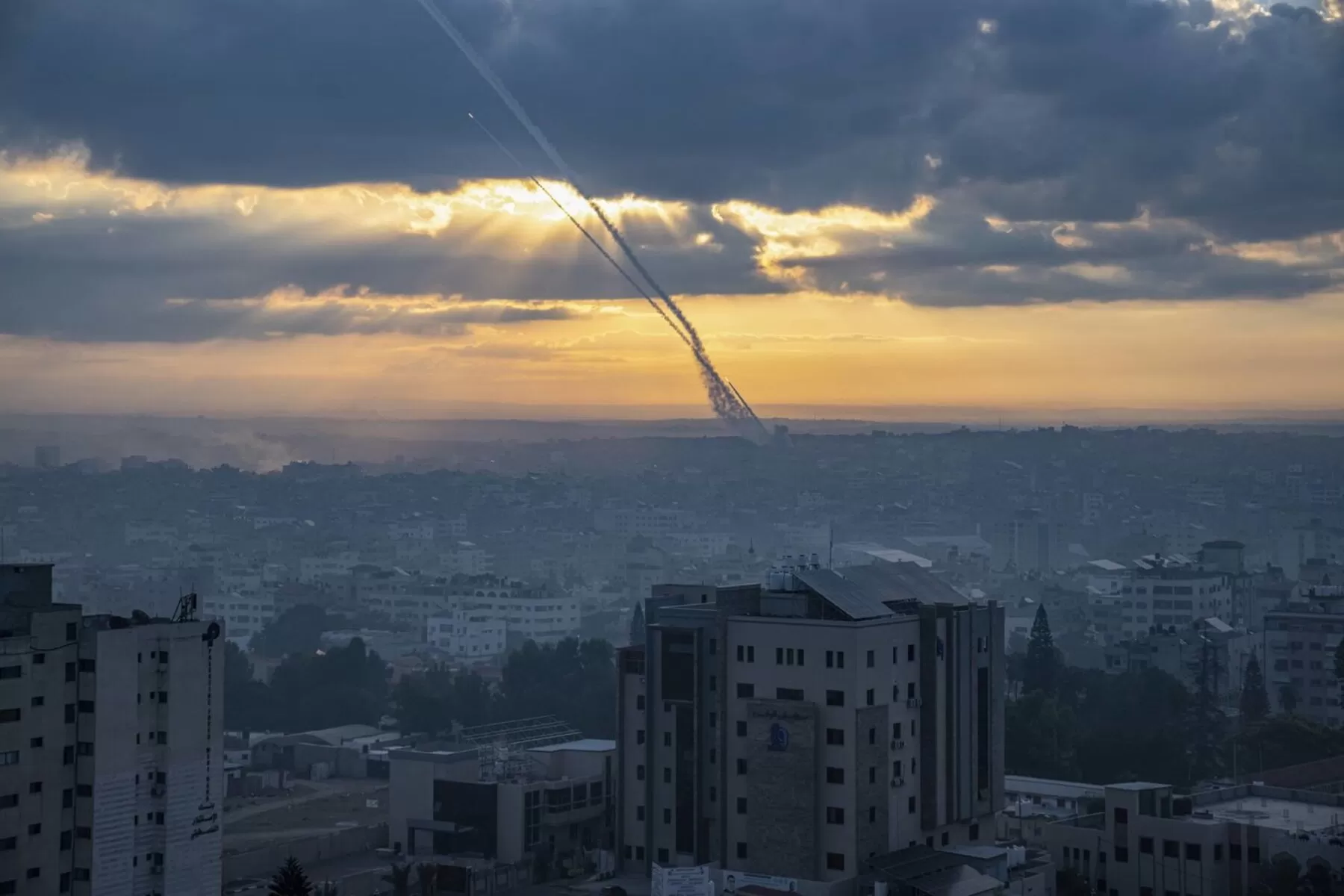 يبدو أن أهداف عملية طوفان الأقصى، أكبر بكثير مما يظنه الاحتلال الإسرائيلي، فنيران المقاومة التي زلزلت كيانه وأنهكت قواته بدأت تصل نحو القدس المحتلة، في طريقها ليكن لها من اسمها كل النصيب بتطهير المسجد الأقصى من رجس الطغاة والمحتلين