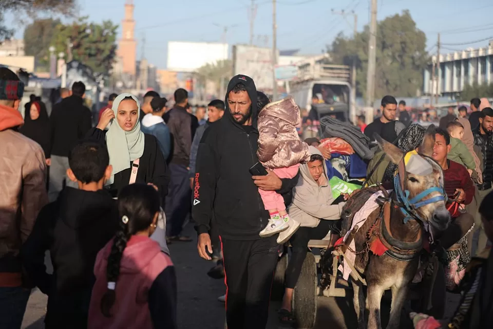 عائلات فلسطينية نازحة تعود إلى منازلها في غزة بعد بدء سريان الهدنة