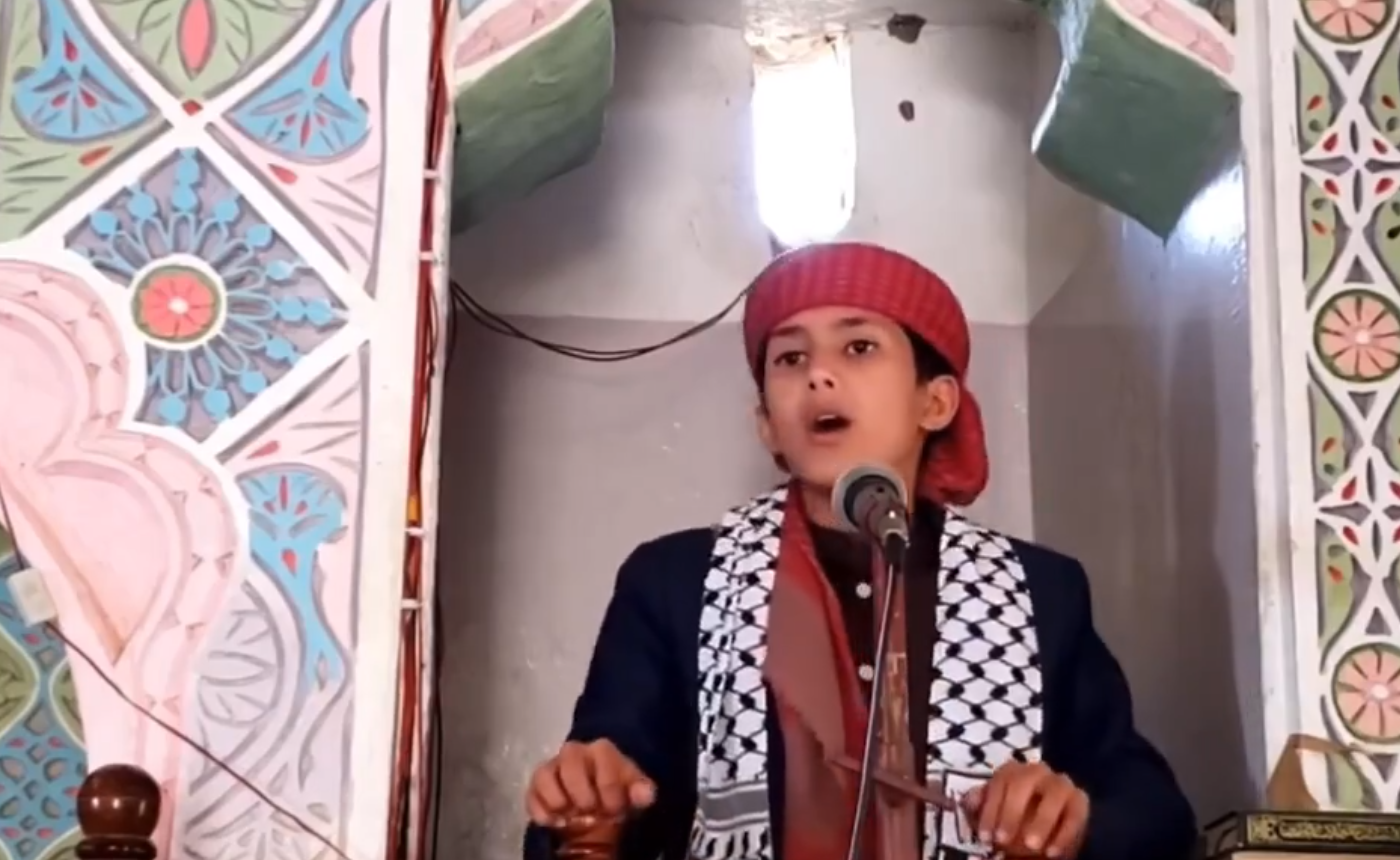 طفل يمني أصغر خطيب جمعة بالعالم يُبشر "بصاروخ العاروري"