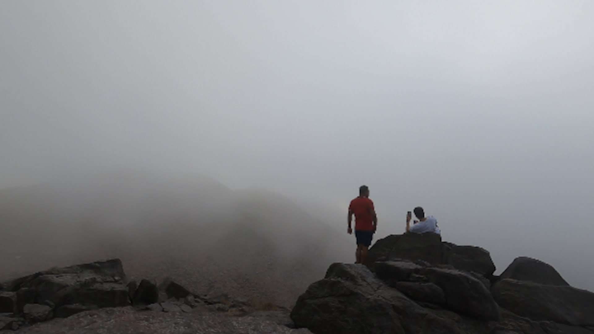 ما هو ملمس السُحب؟.. مغامر يسير بين الغيوم في دبي يكشف أسرارها