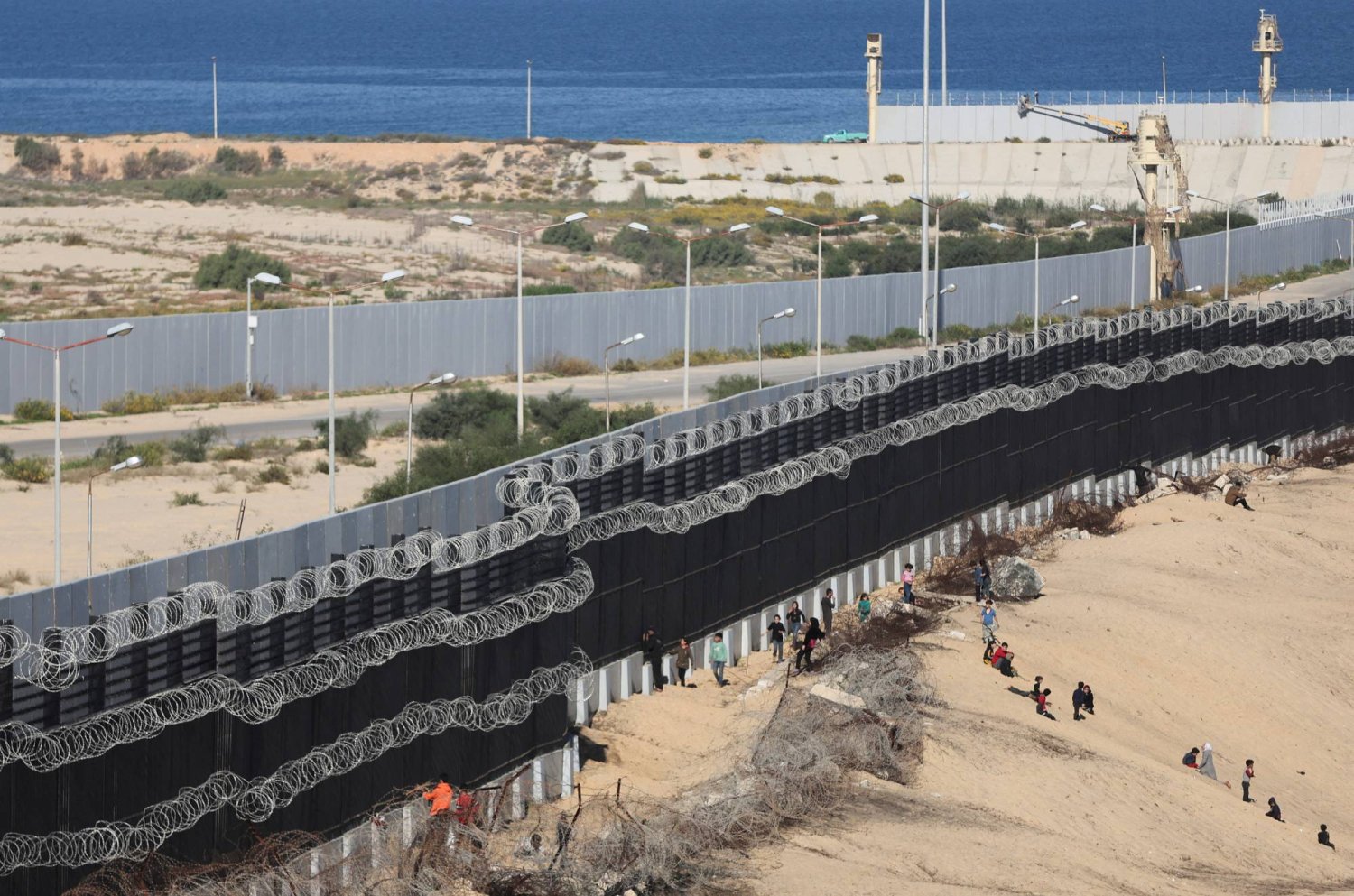 الجدران الإسمنتية التي بنتها مصر على الحدود مع غزة خوفا من تدفق الفلسطينيين إلى مصر
