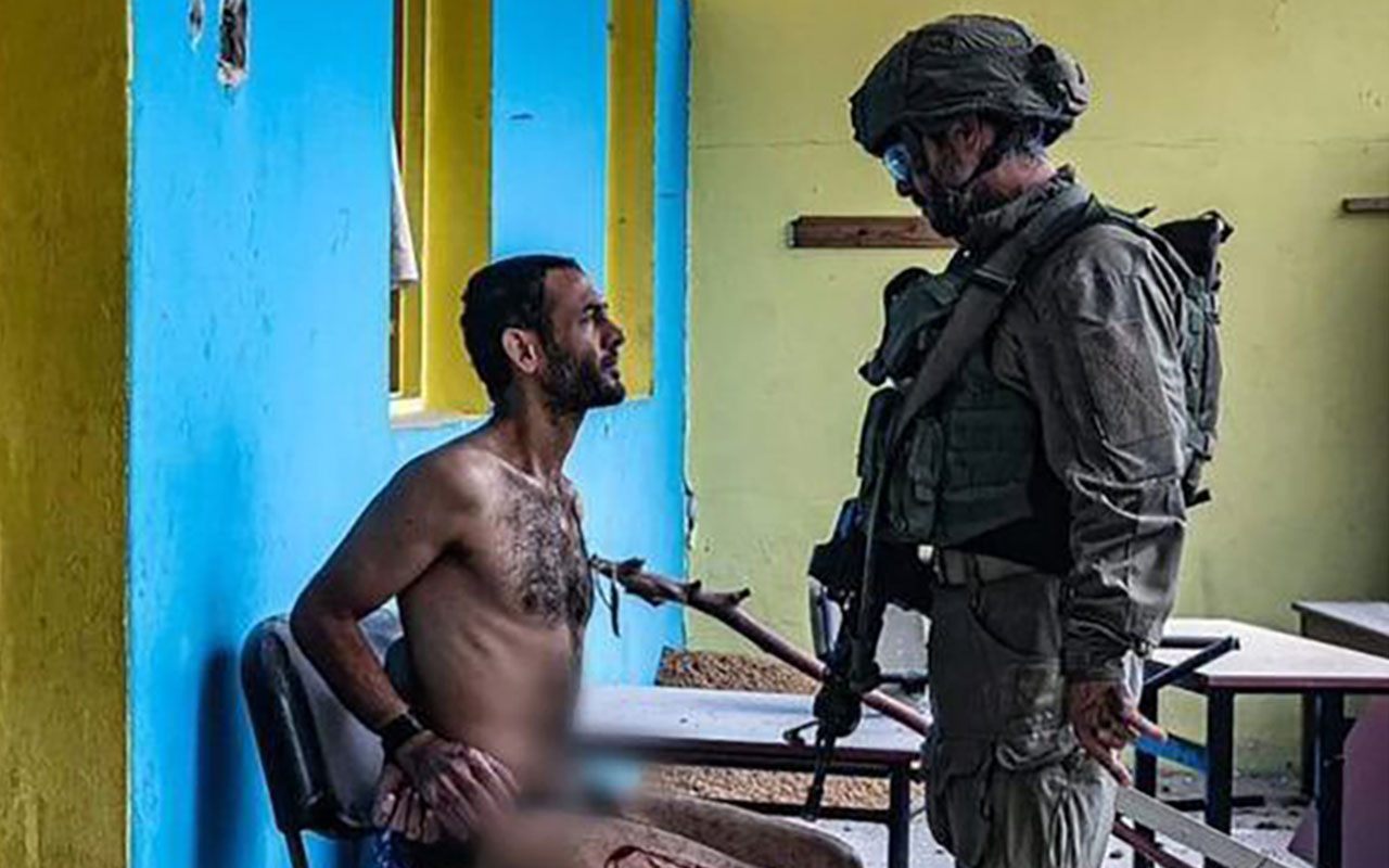 تنكيل جندي إسرائيلي بمواطن فلسطيني بعد تجريده من ملابسه في غزة