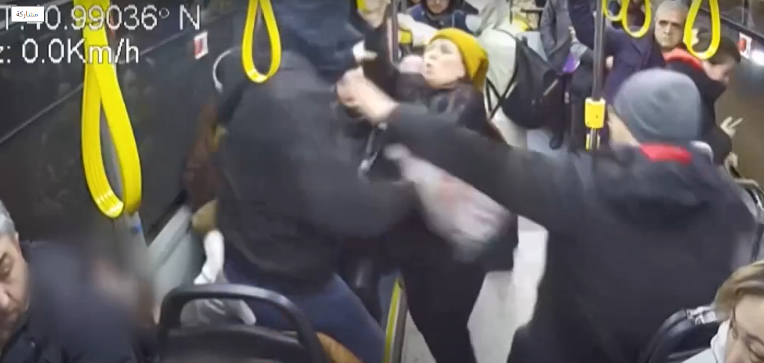 لسبب صادم.. رجل يعتدي على سيدة تركية داخل حافلة في إسطنبول