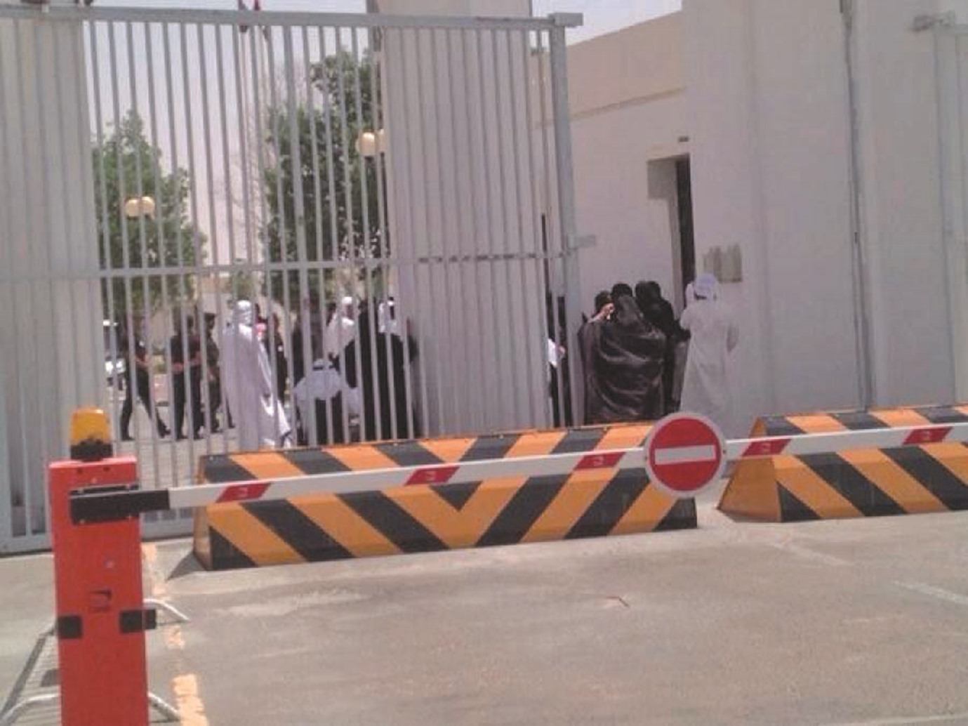 سلطات أبوظبي تتجسس على أحاديث عائلات المعتقلين وتتخبط بين قضية "الإمارات84" والإمارات94"