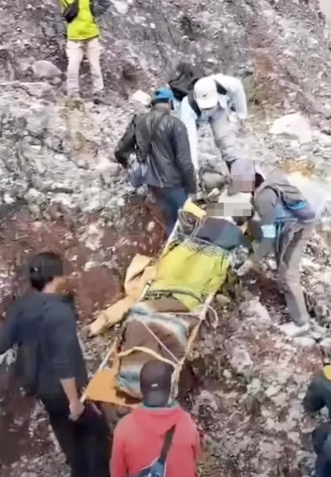 انتشال جثة صينية سقطت في فوهة بركان إيجين